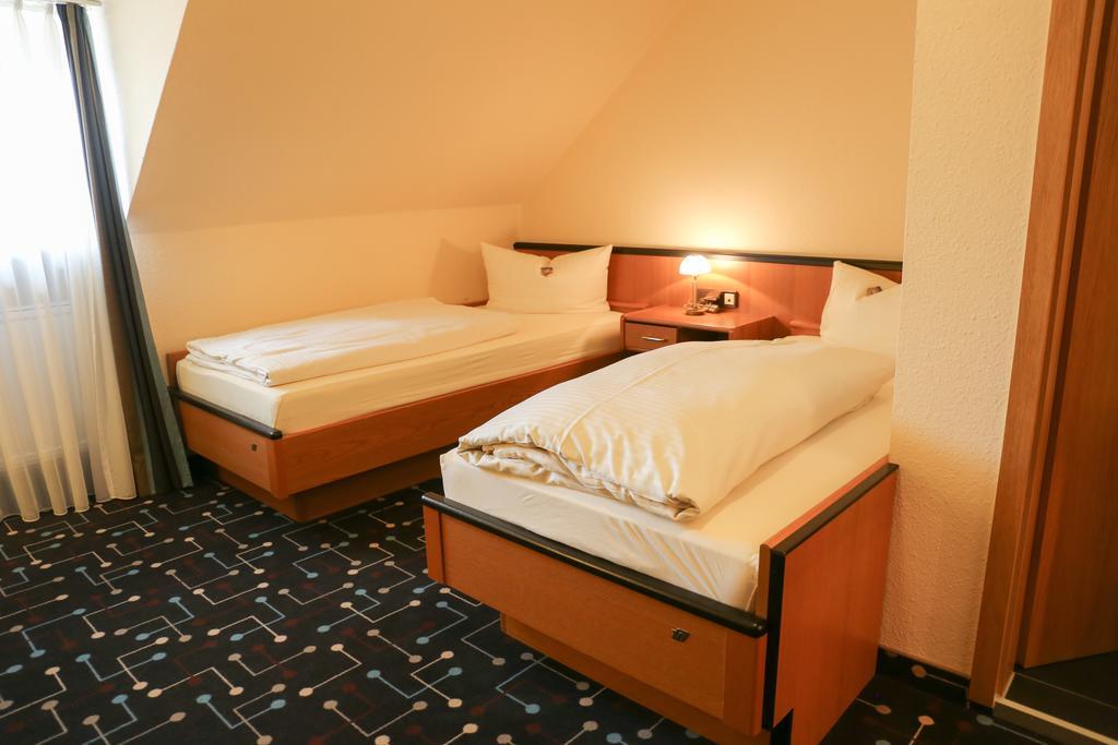 Hotel Koeniger Pliening Buitenkant foto
