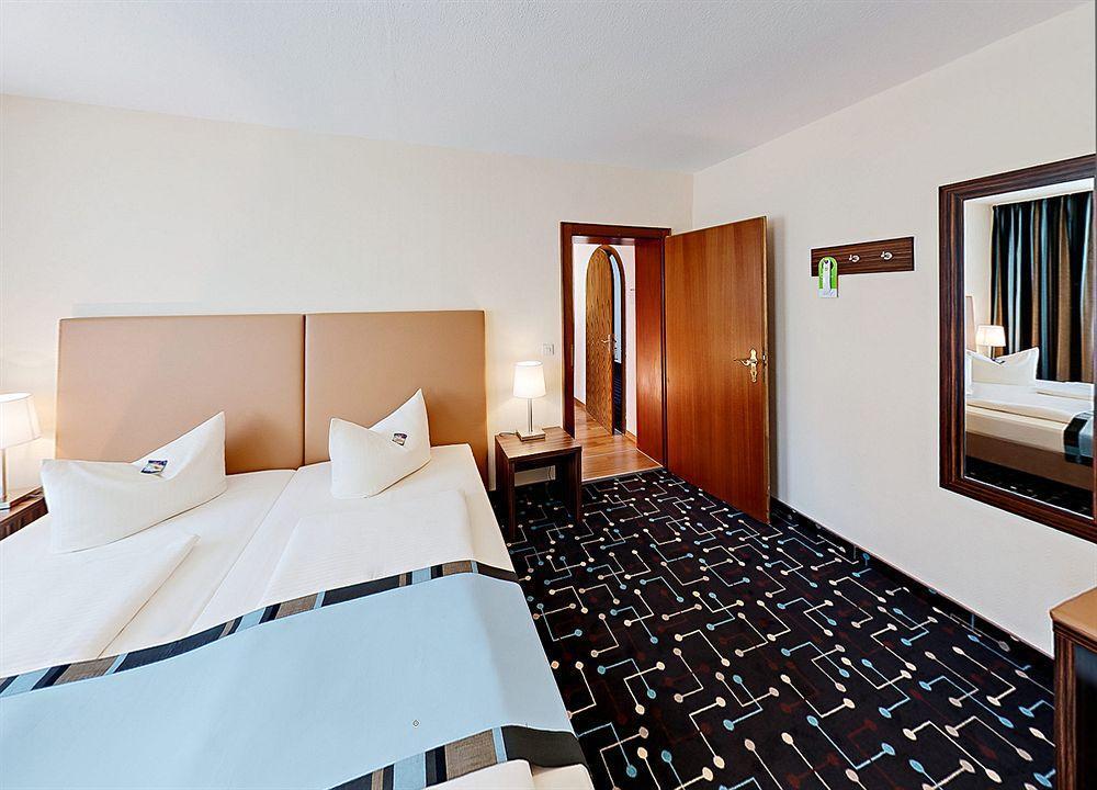 Hotel Koeniger Pliening Buitenkant foto