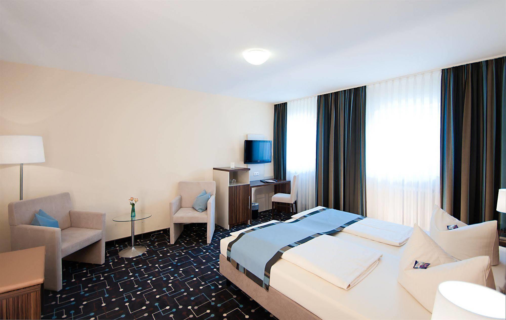 Hotel Koeniger Pliening Buitenkant foto