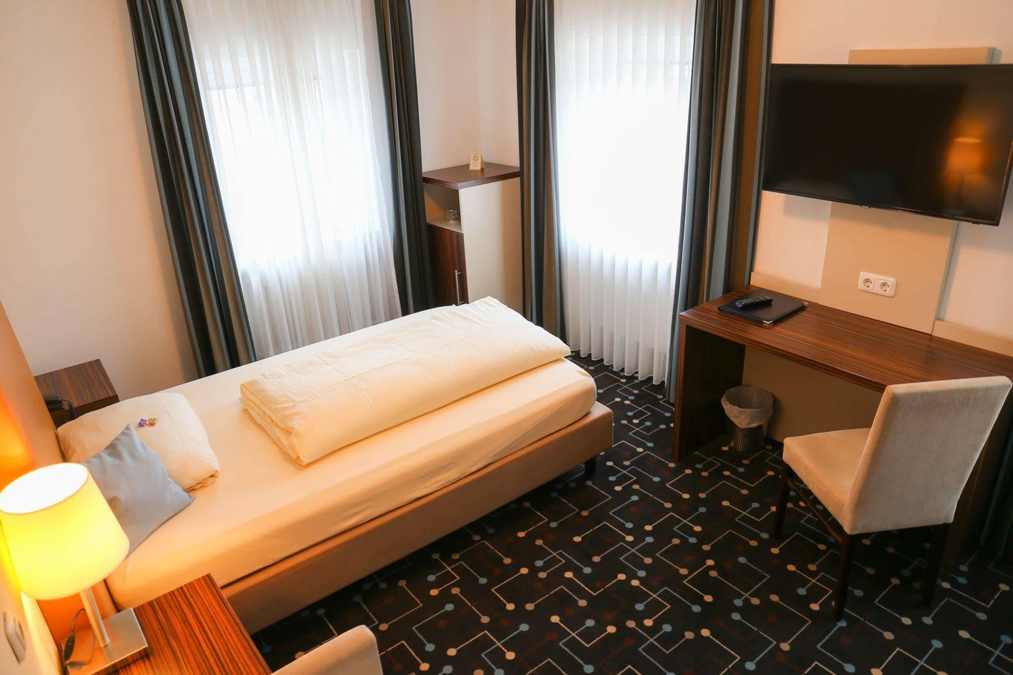 Hotel Koeniger Pliening Buitenkant foto