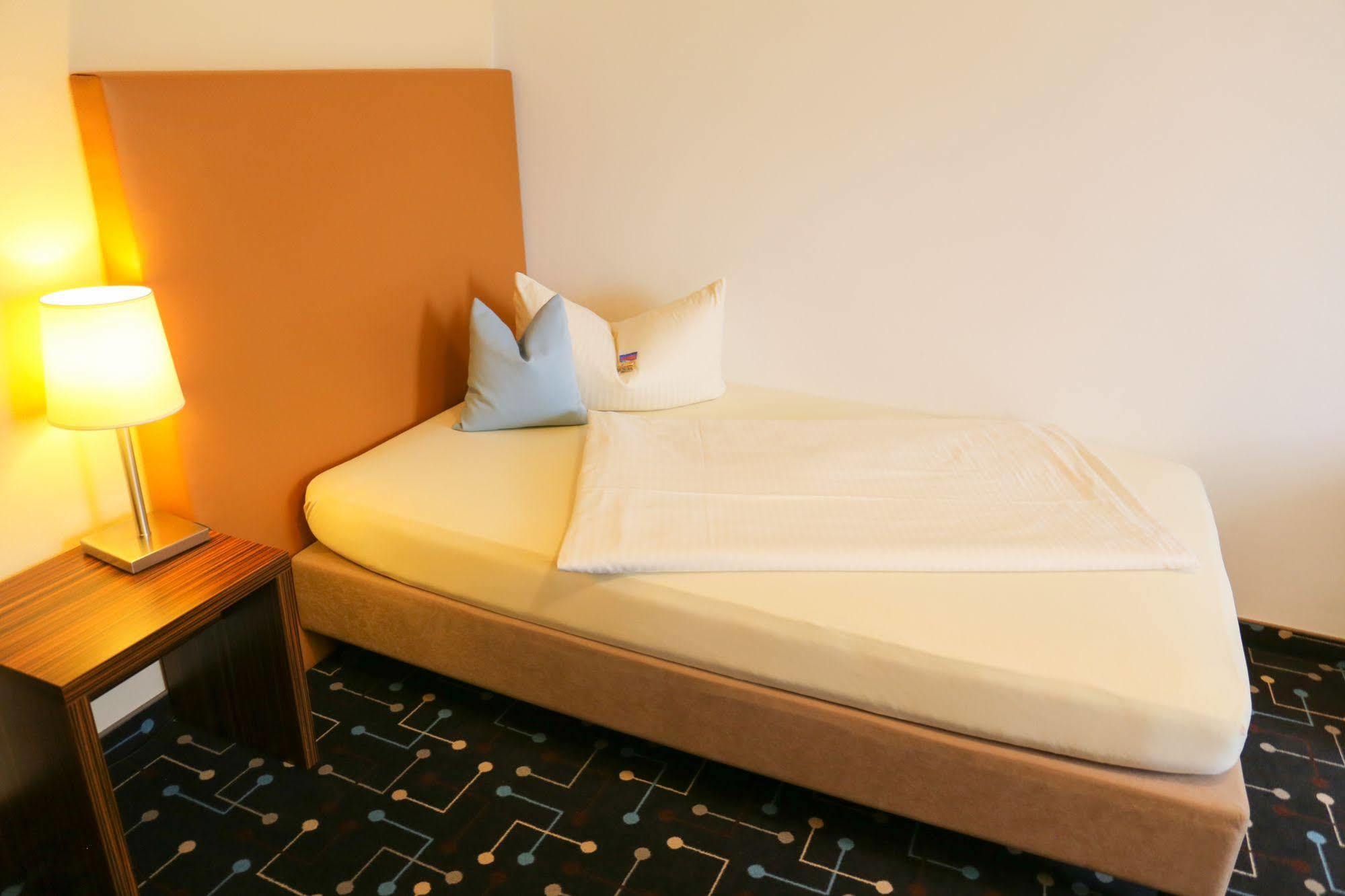 Hotel Koeniger Pliening Buitenkant foto