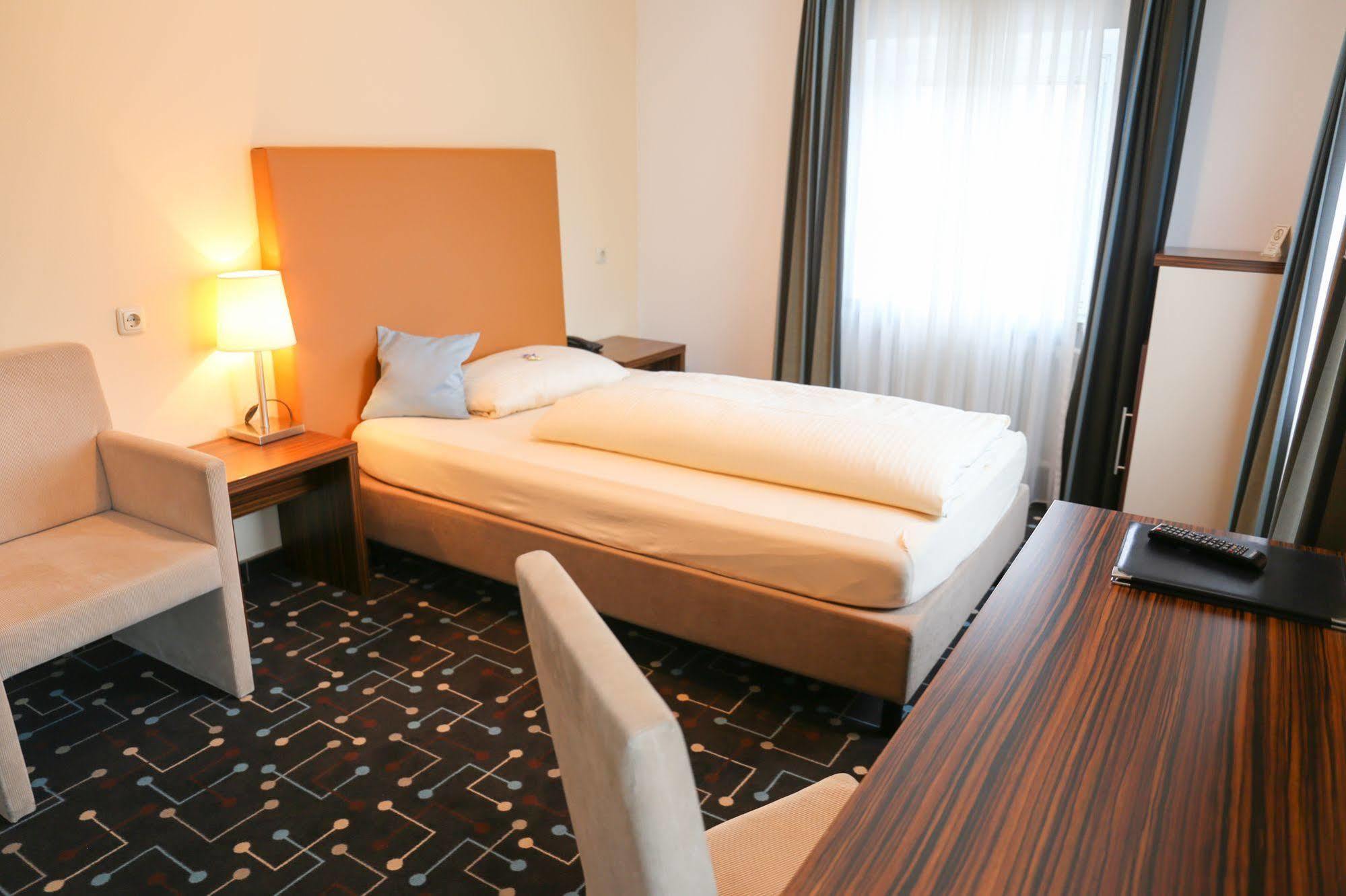 Hotel Koeniger Pliening Buitenkant foto
