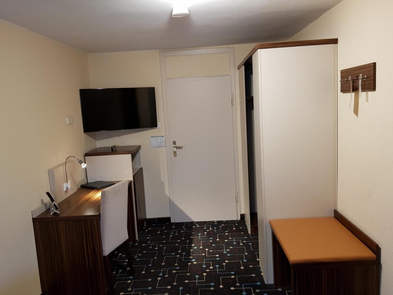 Hotel Koeniger Pliening Buitenkant foto