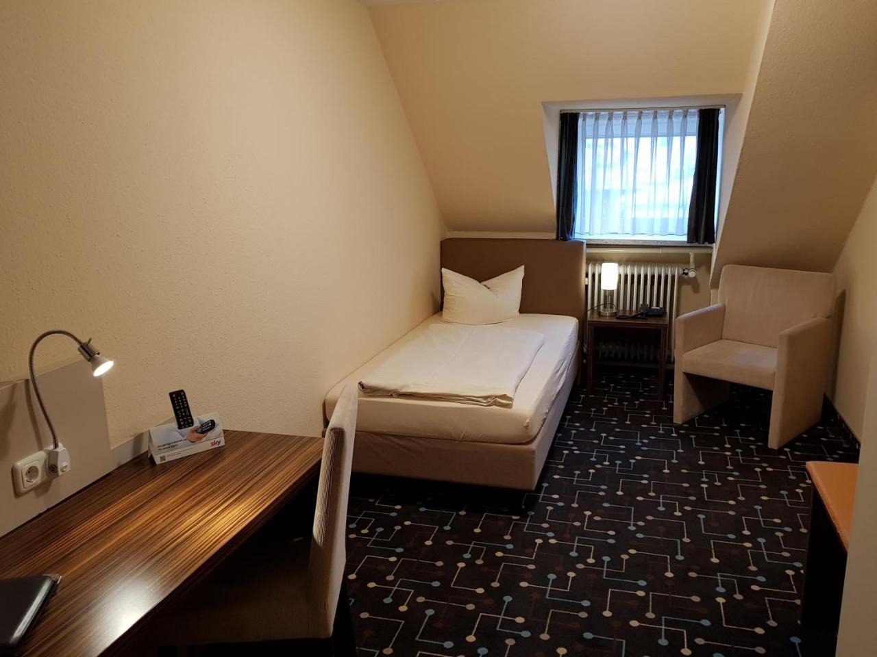 Hotel Koeniger Pliening Buitenkant foto