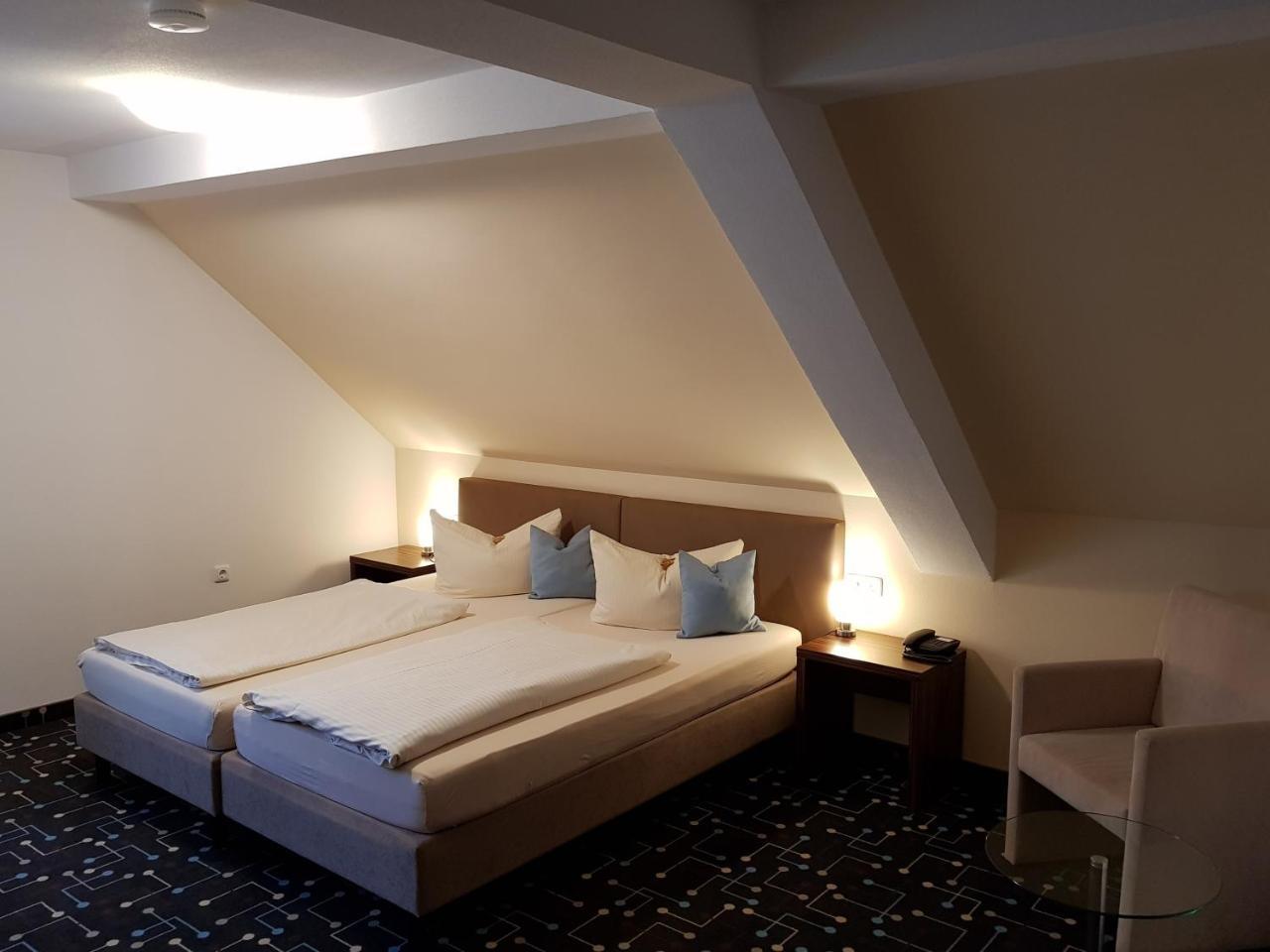 Hotel Koeniger Pliening Buitenkant foto