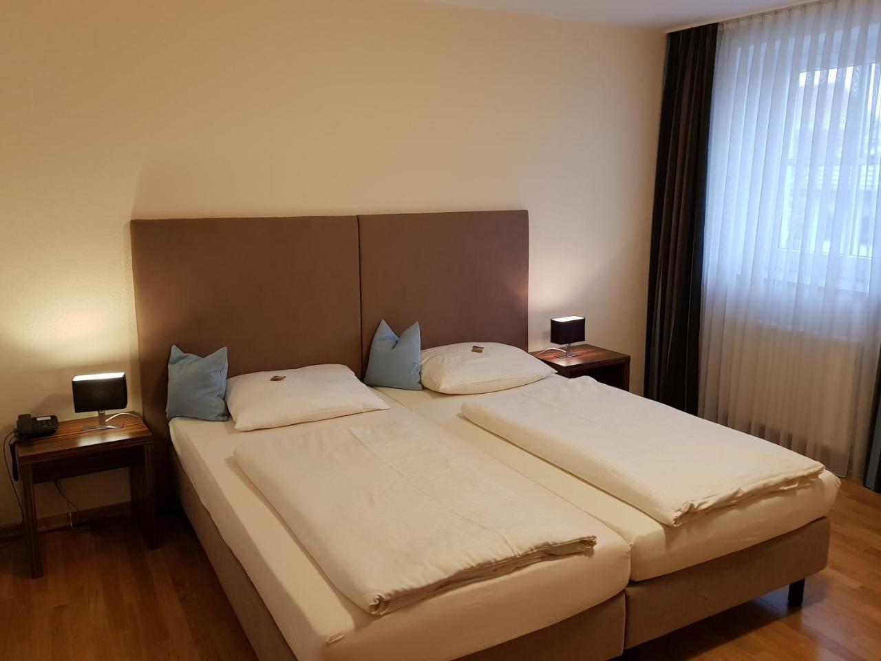 Hotel Koeniger Pliening Buitenkant foto